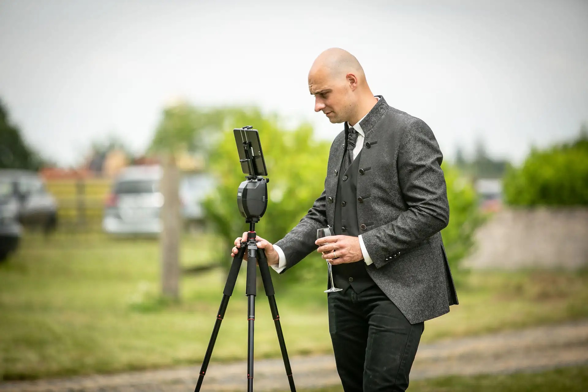 Priscilla, cavalière et utilisatrice PIXEM, se sert du robot caméraman pour streamer son mariage